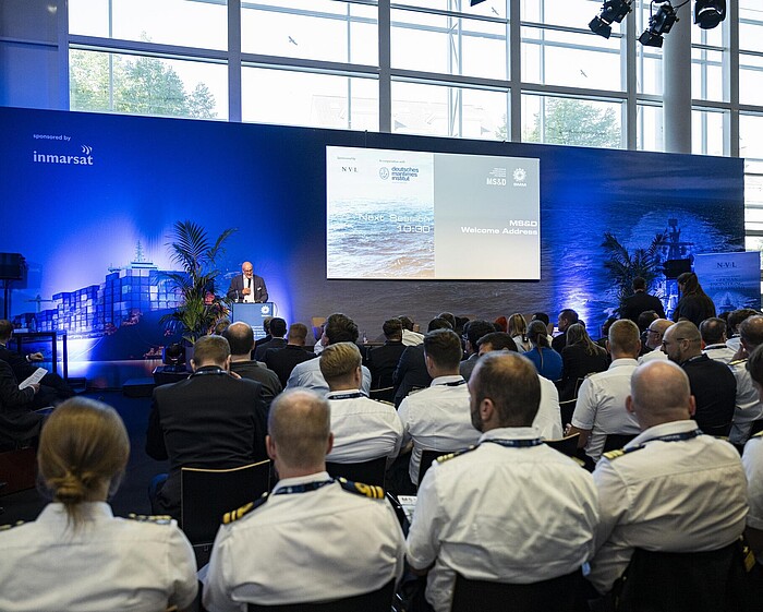 Frontalaufnahme des Publikums von hinten auf der MS&D-Konferenz der SMM 2024, mit Blick auf die Bühne und den Speaker.