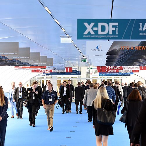 [Translate to EN:] Visitors at the SMM - the international maritime trade fair in Hamburg
