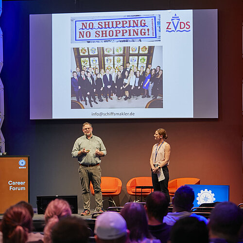 Eine Mann und eine Frau stehen auf der Bühne im Career Forum. 