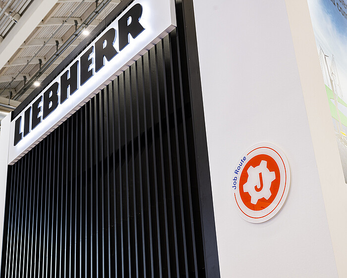 Großes Logo des Unternehmens Liebherr.
