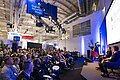 Seitlicher Blick auf die MS&D-Konferenz der SMM 2024: Im Publikum sitzen Fachleute und Uniformierte, während auf der Bühne eine Frau am Pult spricht und zwei Männer in Anzügen ihr zuhören.