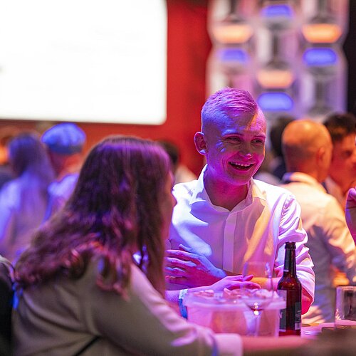 Zwei Männer im weißen Hemd unterhalten sich im Career Forum. 