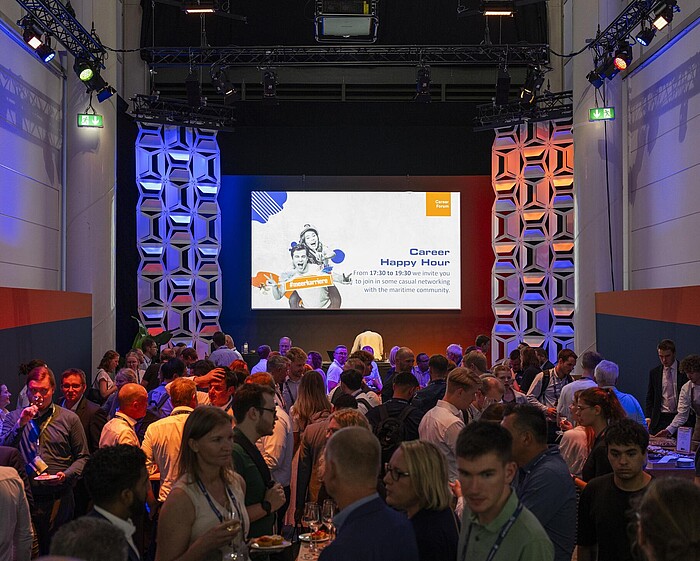 Happy Hour im Career Forum. Viele Menschen sind zu sehen. 
