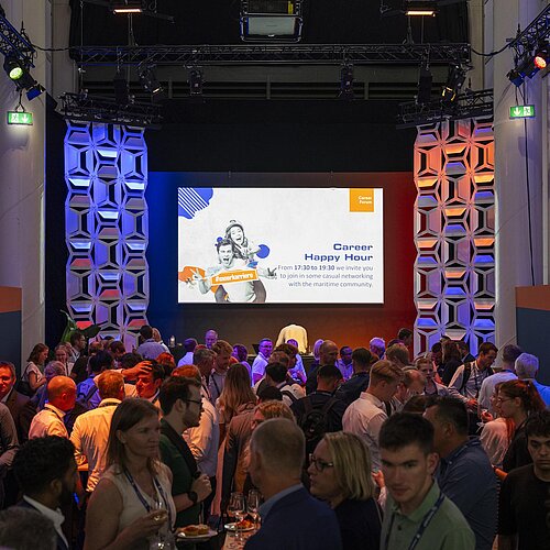 Happy Hour im Career Forum. Viele Menschen sind zu sehen. 