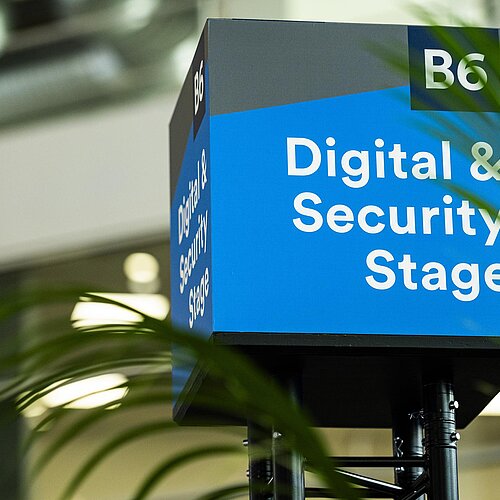 Viereckiges Informationsschild mit der Aufschrift ‚B6, Digital & Security Stage‘.