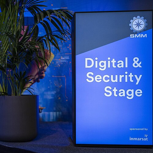 Die digitale Anzeige der Digital & Security Stage ist zu sehen.
