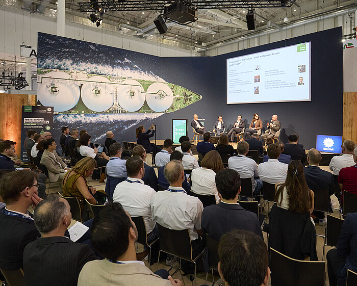 Blick von hinten rechts aus dem Publikum auf fünf Speaker auf der Bühne der Green Stage.