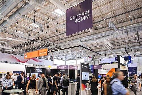 Im Start-up-Bereich sind einzelne Stände zu sehen, die von vielen Besuchenden umgeben sind.