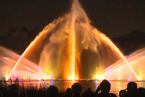 Hamburg: Wasserspiele im Park "Planten un Blomen"