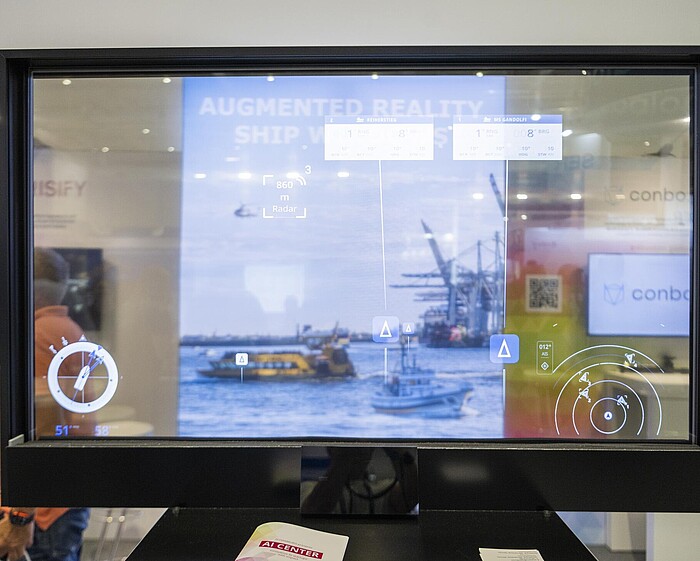 Transparente Radaranzeige als Ausstellungsstück.