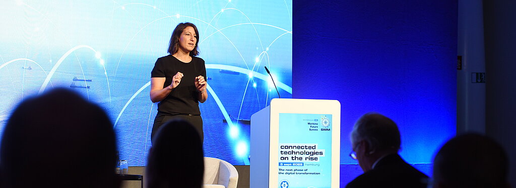 Eine Frau in schwarzer Kleidung hält eine Präsentation beim "Maritime Future Summit" in Hamburg, September 2022.